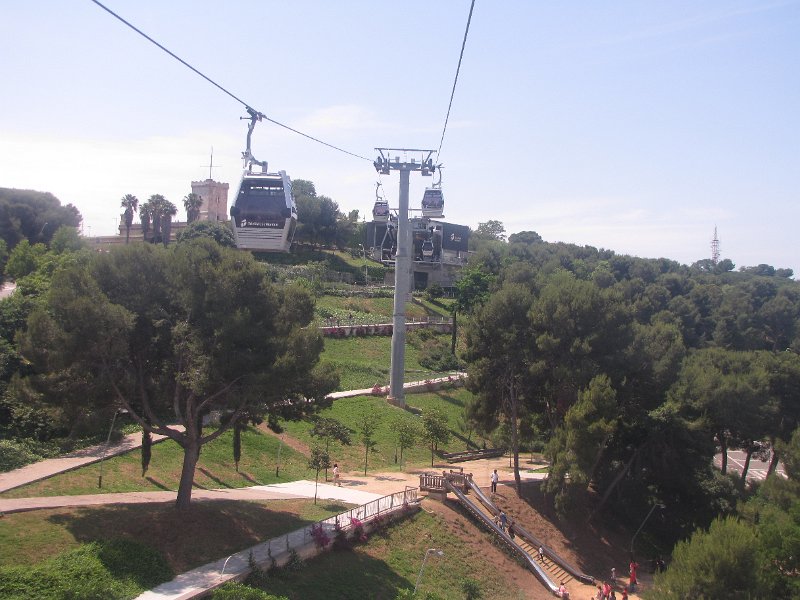 teleferic de montjuic.jpg - De derde dag beginnen we op de Montjuïc. De top van deze heuvel in Barcelona bereik je met een kabelspoorbaan en de Telefèric de Montjuïc, de kabelbaan die hier op de foto staat.